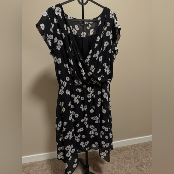 Reitmans Black and White Floral Mini Dress⭐️ - Picture 5 of 5